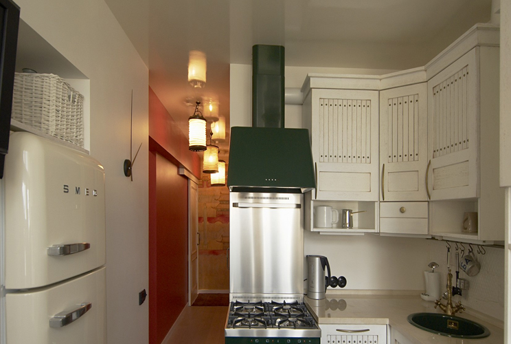 Дизайн очень маленькой кухни с холодильником фото
