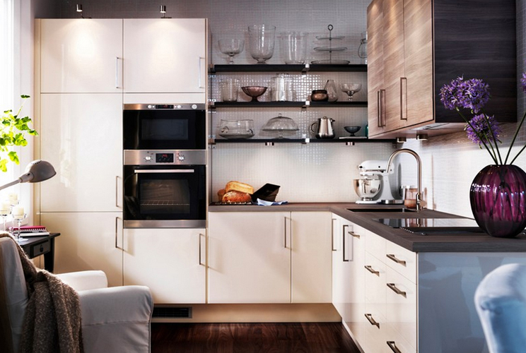 Дизайн очень маленькой кухни с холодильником фото