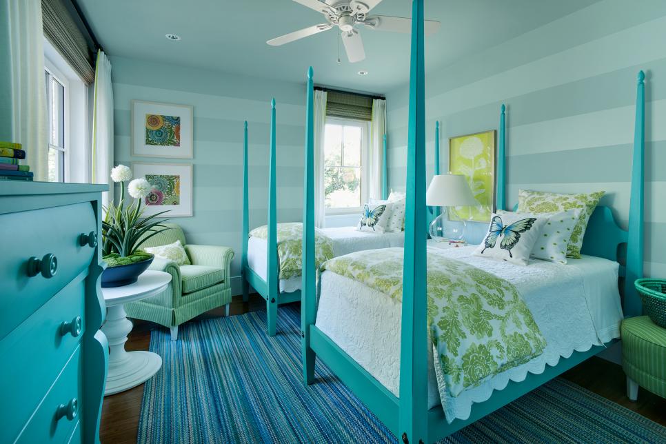 красивая спальня голубого цвета