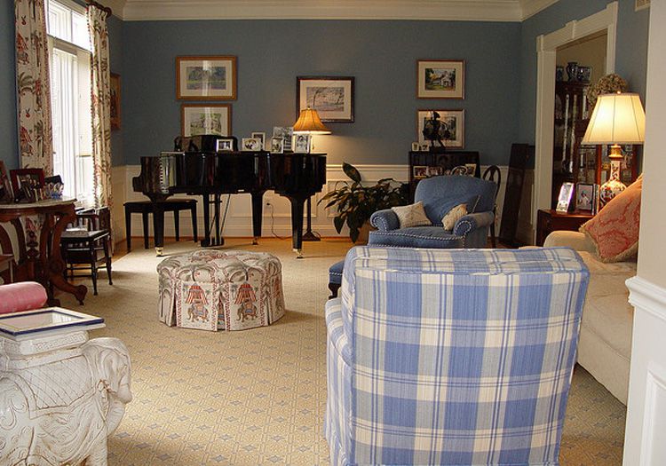 классическая комната с традиционной мебелью
