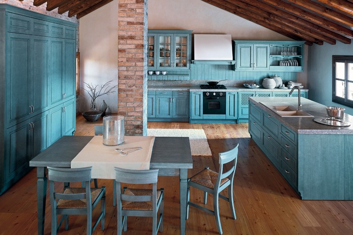голубая кухня в деревенском стиле