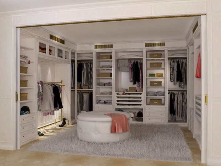 большая гардеробная комната